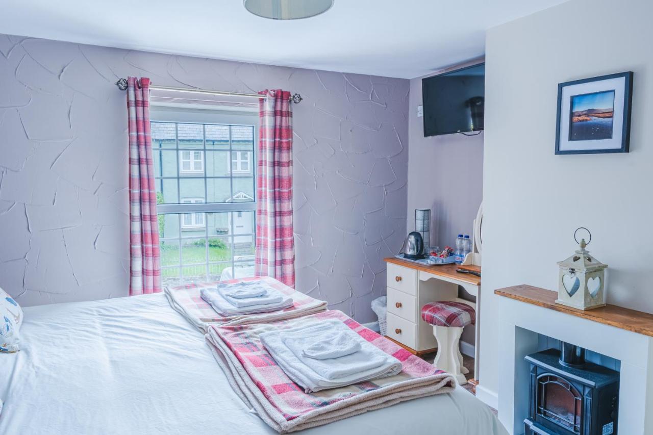 The Cock Hotel Bronllys Extérieur photo